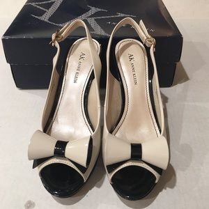 ANNE KLEIN ADORABLE PATENTED LEATHER PUMPS W/ BOW